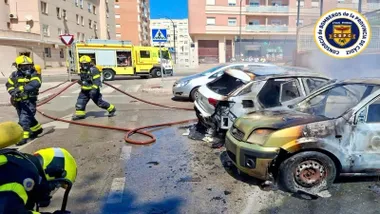 Bomberos trabajando en el incendio del vehículo en San Fernando.
