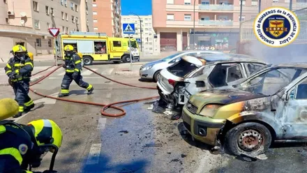 Bomberos trabajando en el incendio del vehículo en San Fernando.