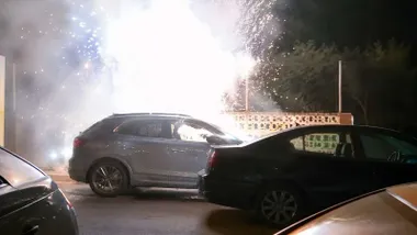 Momento en el que el coche se incendia, hay varios aparcados.