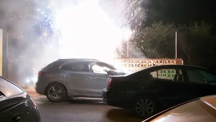 Momento en el que el coche se incendia, hay varios aparcados.