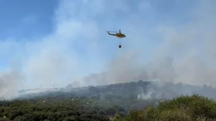 Incendio en San Roque y helicóptero vertiendo agua sobre el mismo.
