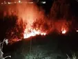 Un incendio junto a las viviendas de Sotorebolo moviliza a más de 20 efectivos del Consorcio de Bomberos en Algeciras