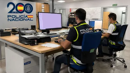 Agentes de la Policía Nacional de Delitos Informáticos trabajando con los ordenadores.