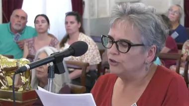 La comunidad trasladó al Pleno sus objeciones al proyecto de una pescadería con cocedero y pidió que el Ayuntamiento tenga en cuenta las alegaciones presentadas antes de resolver la calificación ambiental del expediente.