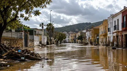 Calle de un pueblo inundada.