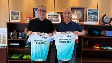 Juan Manuel Soto y el delegado Tomás Sampaio sosteniendo el maillot solidario.