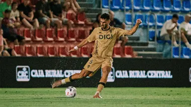 Joaquín García golpea el balón durante el Eldense-Cádiz CF disputado en el Nuevo Pepico Amat.