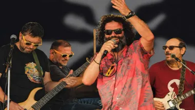 Integrantes del grupo Lakalambre cantando en el escenario.