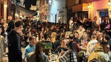 Muchas personas sentadas en los bares de la calle Las Cortes, en San Fernando,