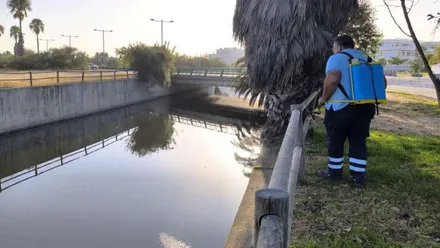 Operario limpia el cauce del río en Rota.