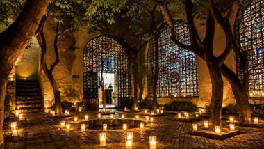 Velas en un patio dentro del evento El Puerto a la Luz de las Mariposas.