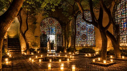 Velas en un patio dentro del evento El Puerto a la Luz de las Mariposas.