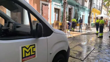 Operarios trabajan a primera hora de la tarde de este 24 de agosto en la rotura de la tubería en la calle de la Palma.