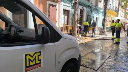 Operarios trabajan a primera hora de la tarde de este 24 de agosto en la rotura de la tubería en la calle de la Palma.