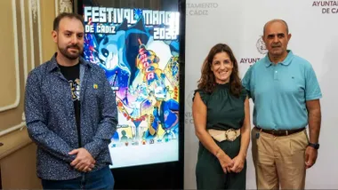 Organizadores junto al cartel del Festival Manga de Cádiz 2026.