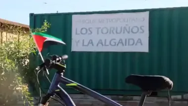 Participantes en una marcha solidaria con Palestina en Puerto Real portan banderas palestinas durante el recorrido.