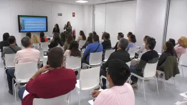 Personas en una de las clases de "Los Martes de Empleo" en Cádiz.