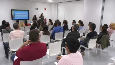 Personas en una de las clases de "Los Martes de Empleo" en Cádiz.