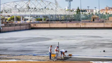 Obreros en una pista de deportes trabajando, en San Fernando.