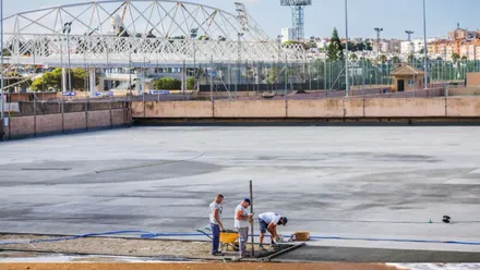 Obreros en una pista de deportes trabajando, en San Fernando.