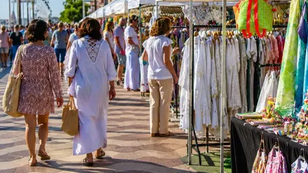 Personas paseando y comprando en un mercadillo.