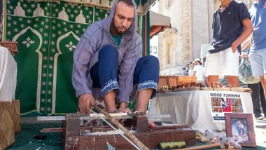 Demostración de un oficio artesanal tradicional en la 27ª edición del Mercado Andalusí de Cádiz, que reúne a 50 artesanos junto a espectáculos, talleres y actividades para todos los públicos.