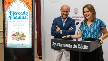 Presentación del Mercado Andalusí con la teniente de alcalde delegada de Comercio y Mercados, Beatriz Gandullo, y el vicepresidente de la Diputación Provincial de Cádiz, Juancho Ortiz.