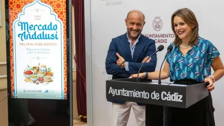Presentación del Mercado Andalusí con la teniente de alcalde delegada de Comercio y Mercados, Beatriz Gandullo, y el vicepresidente de la Diputación Provincial de Cádiz, Juancho Ortiz.