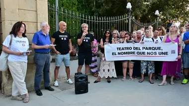 Un grupo de personas participa en una concentración a las puertas del Parque Genovés de Cádiz. En el centro, Felipe Barbosa habla con un micrófono junto a una pancarta en la que se lee: "Teatro del Parque, el nombre que nos un"»