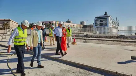 Teófila Martínez, presidenta de la Autoridad Portuaria de la Bahía de Cádiz, y Bruno García, alcalde de Cádiz, Bruno García, en las obras del proyecto del Muelle Ciudad.