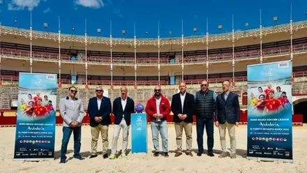 Autoridades y organizadores del Mundialito de Fútbol Playa posan en la Plaza de Toros.