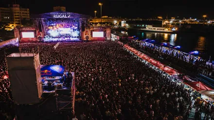 Festival NOSINMÚSICA en el muelle, destaca el gran escenario junto al puerto.
