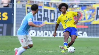 El defensa central del Cádiz Noah pasa el balón en el partido ante el Celta Fortuna