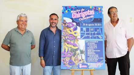 Presentación del cartel en Chiclana de Noche de Chirigotas, posan junto al mismo, en tonos azules, el delegado y los organizadores.