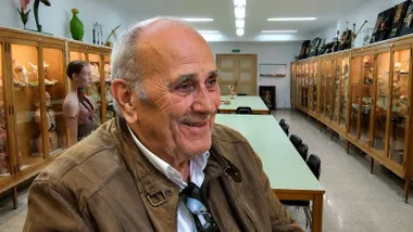 En una aula, el doctor Nono Copano Abad.
