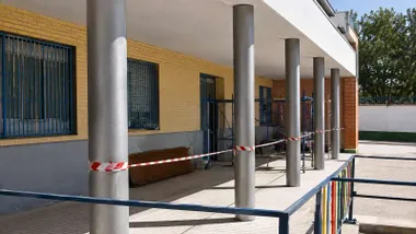 Colegio con cinta de prohibido el paso, están haciendo obras.