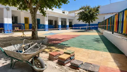 Patio de un colegio en el que se realizan obras.
