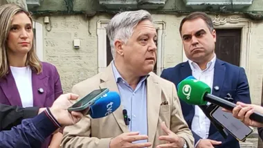 Oscar Torres atiende a los medios junto a lugar en el que debe ir el centro de Salud del Mentidero.