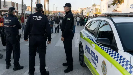 Tres agentes de la Policía Local de Sanlúcar junto a un vehículo.