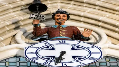 Figura del Papamoscas de la Catedral de Burgos encima del reloj y tocando la campana.