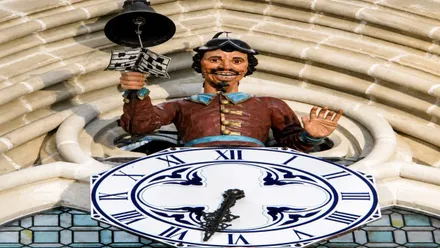 Figura del Papamoscas de la Catedral de Burgos encima del reloj y tocando la campana.