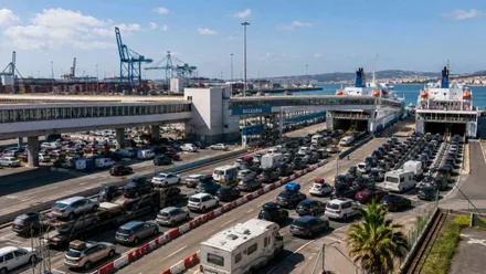 Miles de coches esperando en el puerto para pasar el Estrecho.
