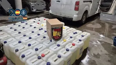 Furgoneta blanca y petacas de gasolina para abastecer a las narcolanchas.