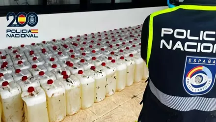 Garrafas de gasolina incautadas en Rota .