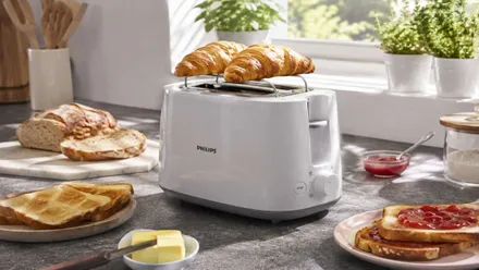 Tostadas y bollería junto a la tostadora Philips HD2581/00 Tostadora 830W.