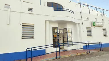 Fachada blanca y azul del Centro de Salud Pinillo Chico.