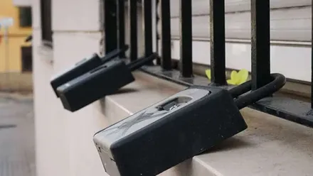 Cofres de pisos turísticos en una reja de una ventana.