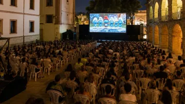 Patio de La Casa del Niño Jesús y el "Cine en Familia", patio de butacas y pantalla.