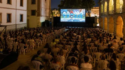 Patio de La Casa del Niño Jesús y el "Cine en Familia", patio de butacas y pantalla.