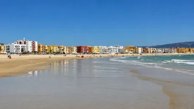 Orilla de la Playa del Carmen de Barbate y casas al fondo.